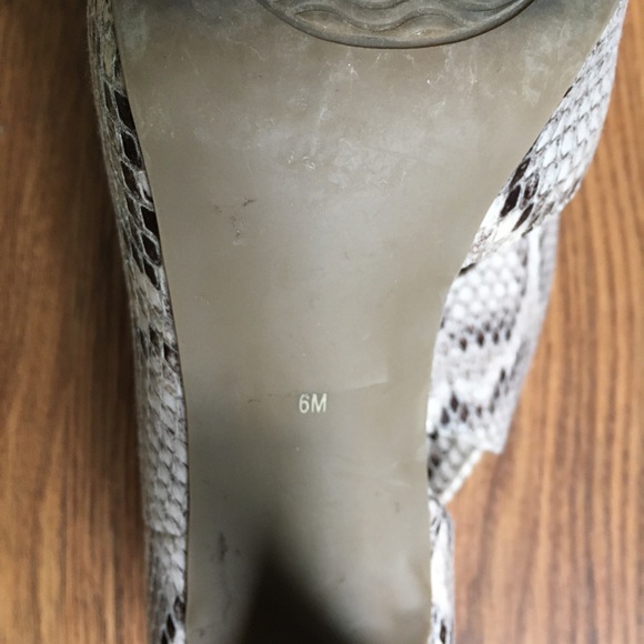 Le Château Beige Snake print Heels US 6 - Picture 7 of 10